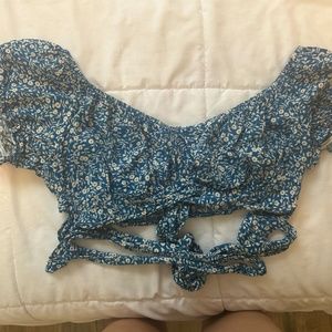 Daisy Dreams: Blue Crop Top Adorned with White Daisies